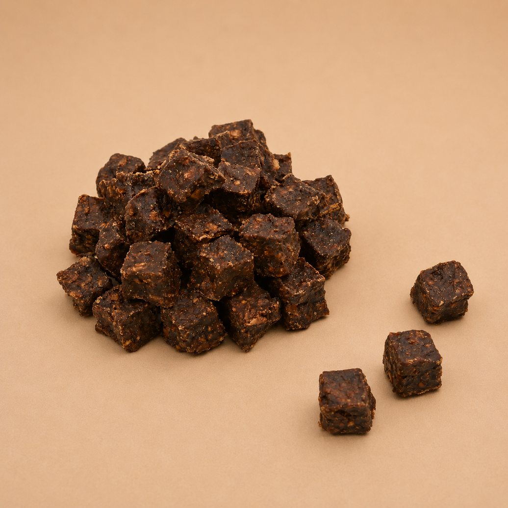 Friandises de dressage Woof'Eat au bœuf dans un sachet de 100 g, snacks naturels pour chiens, visibles en sachet.
