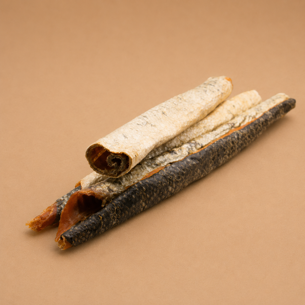 Tranches de peaux de saumon semi-séchées de haute qualité de 30 cm, par la marque Woof'Eat, visibles sur l'image.