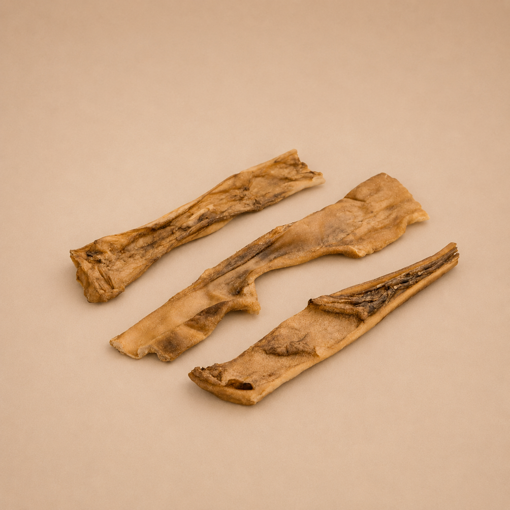 Cuirs chevelus de bœuf Woof'Eat de 30 cm, naturel avec texture visible, idéal pour la décoration ou les accessoires.