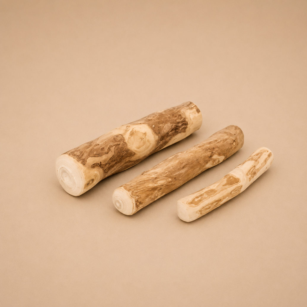 Bois de café taille M de Woof'Eat, morceau de bois brun avec texture naturelle, utilisé pour la décoration ou les jouets pour animaux.